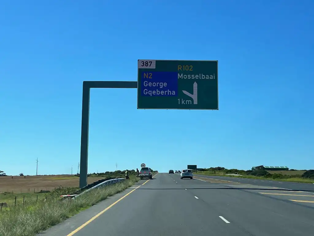 Civil Projects 11, N2 signposts in the Mossel Bay area.